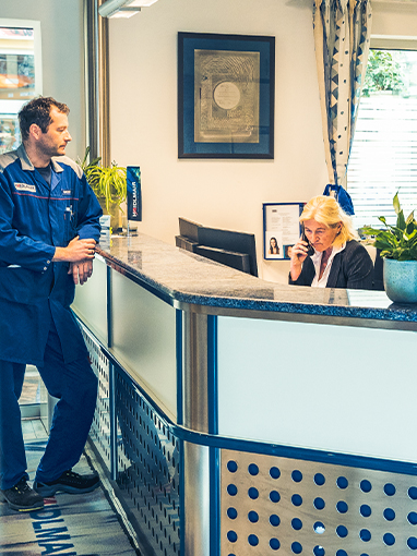 Mitarbeiter am Welcomedesk bei Haidlmair